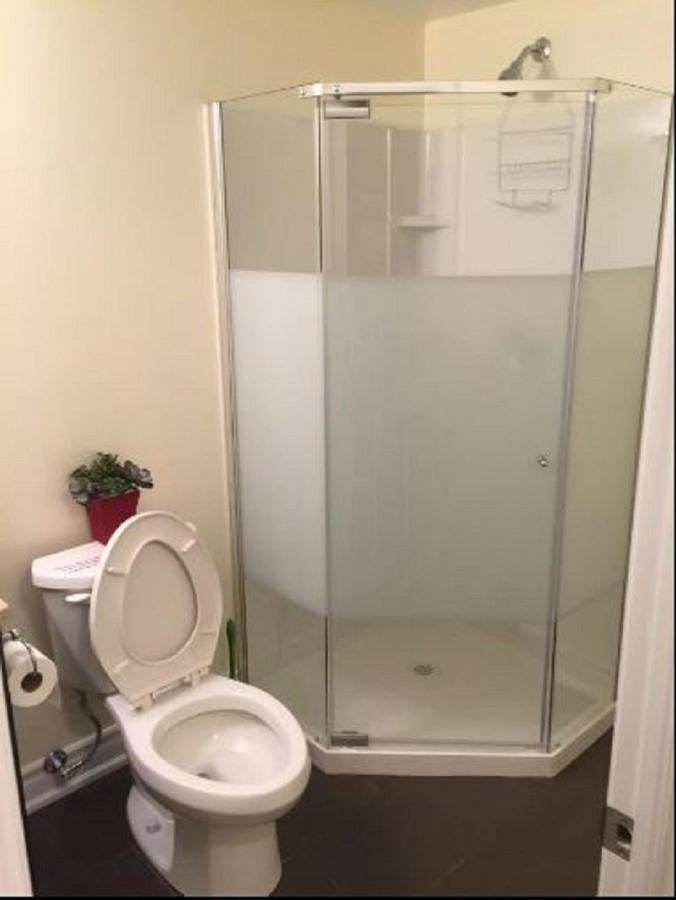 Cozy & Spacious Suite With Private Bathroom Near Toronto Airport ! ミシサガ エクステリア 写真