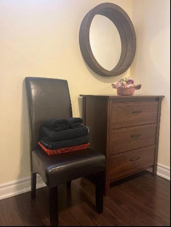 Cozy & Spacious Suite With Private Bathroom Near Toronto Airport ! ミシサガ エクステリア 写真