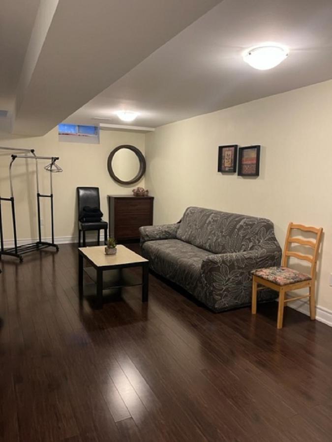 Cozy & Spacious Suite With Private Bathroom Near Toronto Airport ! ミシサガ エクステリア 写真