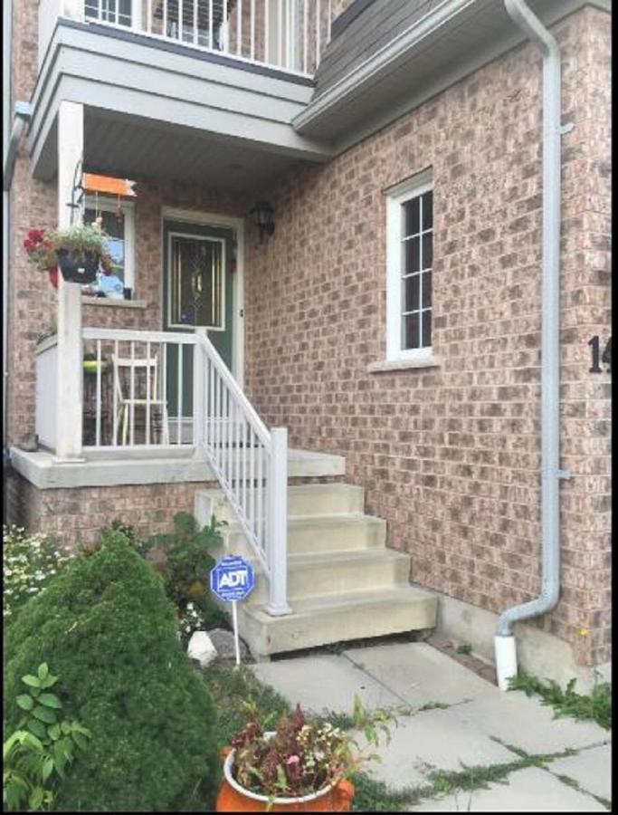 Cozy & Spacious Suite With Private Bathroom Near Toronto Airport ! ミシサガ エクステリア 写真