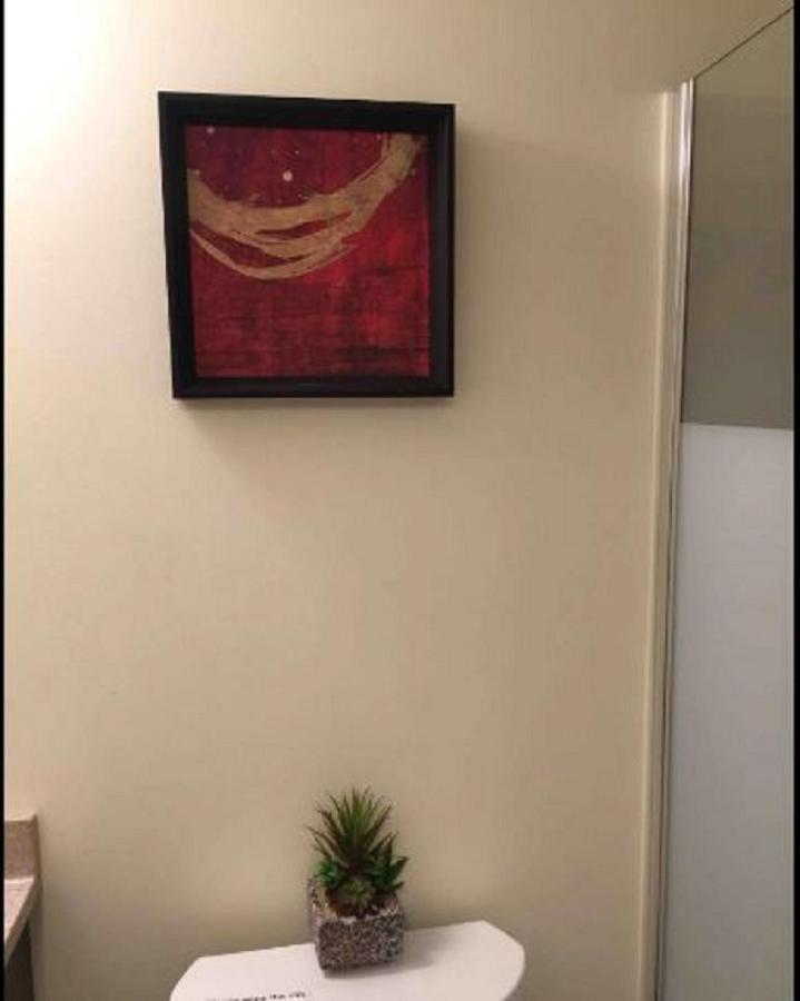 Cozy & Spacious Suite With Private Bathroom Near Toronto Airport ! ミシサガ エクステリア 写真