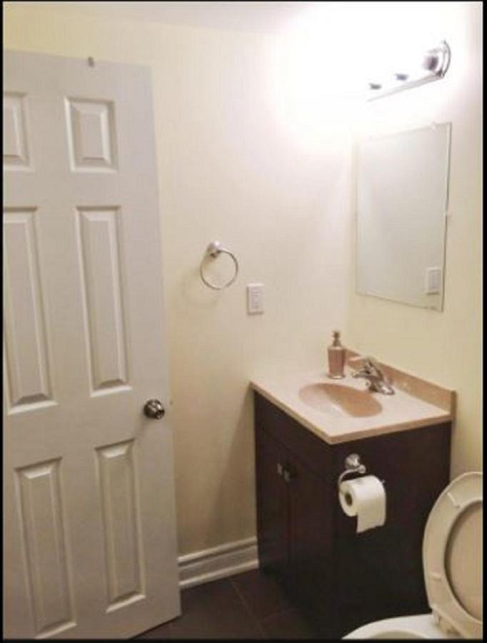 Cozy & Spacious Suite With Private Bathroom Near Toronto Airport ! ミシサガ エクステリア 写真