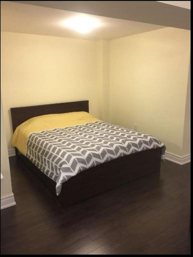 Cozy & Spacious Suite With Private Bathroom Near Toronto Airport ! ミシサガ エクステリア 写真