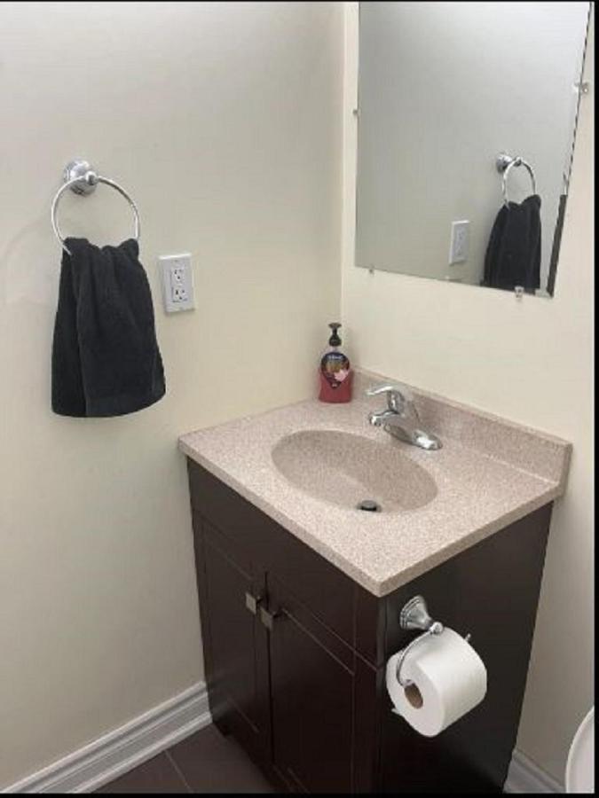 Cozy & Spacious Suite With Private Bathroom Near Toronto Airport ! ミシサガ エクステリア 写真
