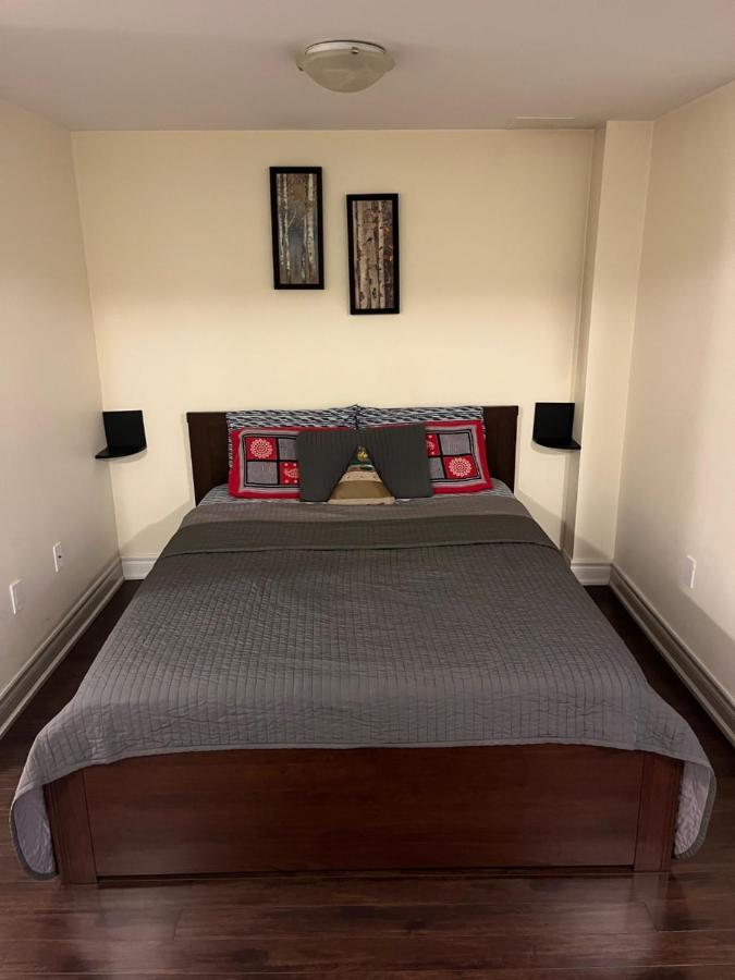Cozy & Spacious Suite With Private Bathroom Near Toronto Airport ! ミシサガ エクステリア 写真